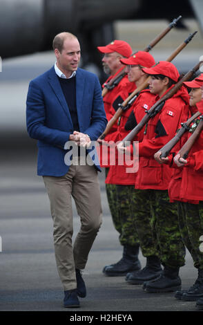 Der Duke of Cambridge trifft Canadian Rangers, als er mit der Herzogin am Whitehorse Airport in Whitehorse, Kanada, während des vierten Tages der königlichen Tour nach Kanada kommt. Stockfoto