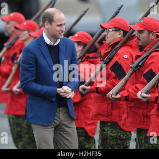 Der Duke of Cambridge trifft Canadian Rangers, als er mit der Herzogin am Whitehorse Airport in Whitehorse, Kanada, während des vierten Tages der königlichen Tour nach Kanada kommt. Stockfoto