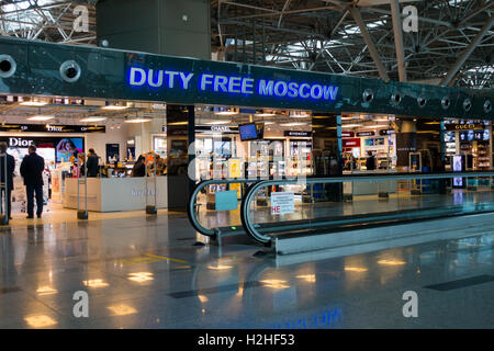 Am Abend besuchen Menschen Duty-Free-Shop im Flughafen Moskau-Wnukowo Stockfoto