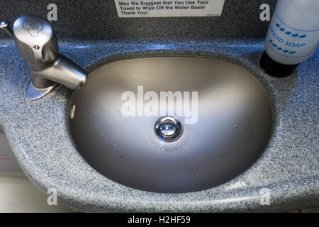 Waschbecken im Flugzeug Stockfoto