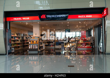 Menschen besuchen duty free Shops am Flughafen am Abend Stockfoto