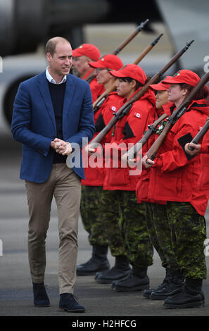 Der Duke of Cambridge trifft Canadian Rangers, als er mit der Herzogin am Whitehorse Airport in Whitehorse, Kanada, während des vierten Tages der königlichen Tour nach Kanada kommt. Stockfoto