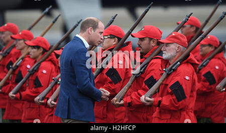 Der Duke of Cambridge trifft Canadian Rangers, als er mit der Herzogin am Whitehorse Airport in Whitehorse, Kanada, während des vierten Tages der königlichen Tour nach Kanada kommt. Stockfoto