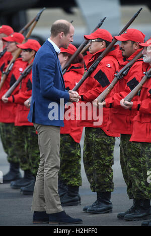 Der Duke of Cambridge trifft Canadian Rangers, als er mit der Herzogin am Whitehorse Airport in Whitehorse, Kanada, während des vierten Tages der königlichen Tour nach Kanada kommt. Stockfoto