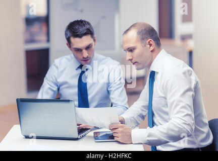 zwei Geschäftsleute mit Diskussion in Büro Stockfoto