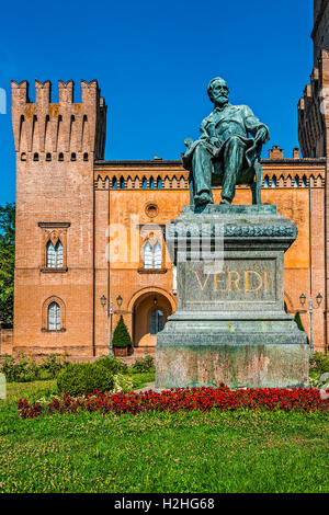 Italien Emilia Romagna Busseto Piazza Giuseppe Verdi - Ansicht mit Rocca Pallavicino Stockfoto