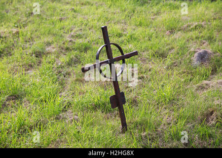 alte rostige schwere Kreuz am Friedhof in Irland Stockfoto