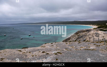 Erhöhten Blick aus Kalkstein bluff über den türkisblauen Great Southern Ocean in Hamelin Bay während eines Sturms in Western Australia Stockfoto