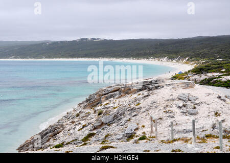 Erhöhten Blick vom Weißpunkt Klippe über Great Southern Ocean Wasser und unter stürmischen Himmel in Hamelin Bay, Westaustralien Stockfoto