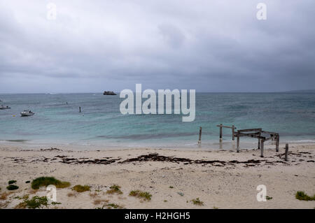 Erhöhten Blick auf die Seenlandschaft bei Hamelin Bay mit Steg Ruinen und Boote unter stürmischen Himmel in Hamelin Bay, Westaustralien Stockfoto