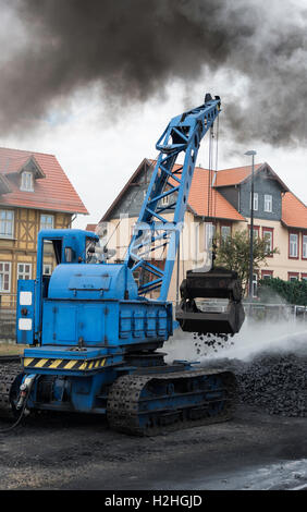 Kran für Kohle beladen Dampflokomotive in Wernigerode Deutschland Stockfoto