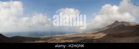 Fuerteventura, Kanarische Inseln, Nordafrika, Spanien: Der atemberaubende Blick auf den Strand Playa de Cofete vom Schmutz der Straße gesehen auf einem hohen Felsen Stockfoto