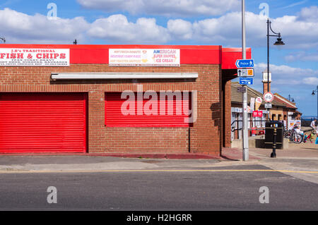 Geschlossene Fish &amp; Chips-Shop auf der Promenade, Hornsea, East Riding, Yorkshire, England Stockfoto