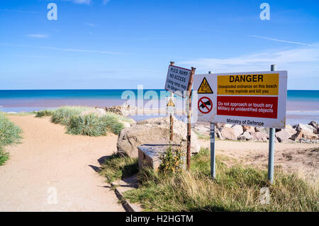 Bundesministerium der Verteidigung nicht explodierte Kampfmittel Warnzeichen, Mappleton Strand, nahe Hornsea, East Riding, Yorkshire, England Stockfoto