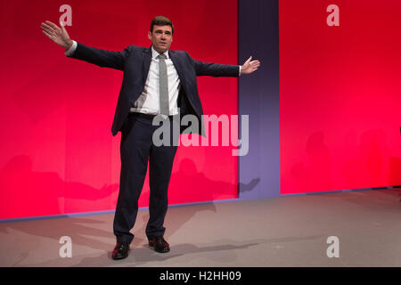 Schatten Sie-Home Secretary Andy Burnham nach Abgabe seiner Rede am Finaltag der Labour Party Conference in Liverpool, wo er, dass er Schatten Schrank zu konzentrieren auf seinen Versuch angekündigt, Greater Manchester Bürgermeister werden verlassen. Stockfoto