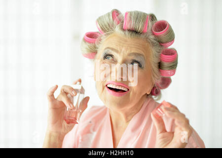 Ältere Frau in Lockenwickler Stockfoto