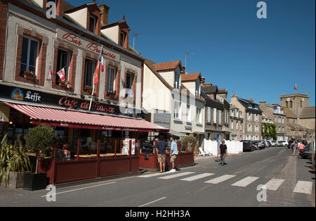 Die Küstenstadt Gemeinde von Barfleur im Nordwesten Frankreichs Normandie. Cafe am Kai Stockfoto