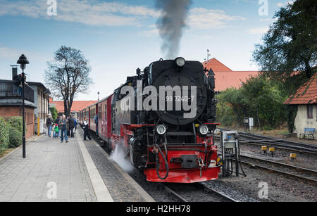WERNIGERODE, Deutschland, SEPTEMBER 21,2016: nicht identifizierte Personen bei Eintritt in den Dampf Zug für eine Fahrt auf den Berg in Wernigerode Stockfoto