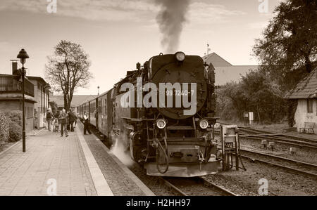 WERNIGERODE, Deutschland, SEPTEMBER 21,2016: nicht identifizierte Personen bei Eintritt in den Dampf Zug für eine Fahrt auf den Berg in Wernigerode Stockfoto