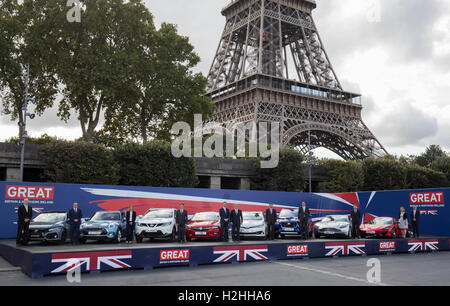 NUR zur redaktionellen Nutzung Vertreter aus acht britischen Automobilhersteller (von links nach rechts) Philip Crossman, Managing Director bei Honda UK, Chris Brownridge, direkt am MINI UK, Friederike Kienitz, Vice President Legal & externe und Government Affairs bei Nissan International S.A, Denis Chick, Director Communications bei General Motors UK, Mike Hawes, CEO SMMT, Mark Garnier MP Parliamentary Under Secretary Of State an der Abteilung für internationalen Handel , Tony Walker, Deputy Managing Director Toyota Manufacturing UK, Hanno Kirner, Executive Director Corporate und Strategie bei Jaguar Land Rover Stockfoto