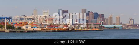 Ein Panorama-Foto von der Skyline von Boston und Werften, wie von einem Boot am Hafen von Boston zu sehen. Stockfoto