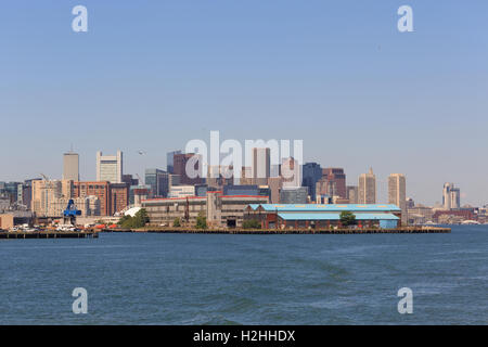 Ein Foto von der Skyline von Boston, wie von einem Boot am Hafen von Boston zu sehen. Stockfoto