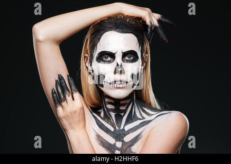 Porträt eines Mädchens mit Angst Skelett Make-up auf schwarzem Hintergrund Stockfoto