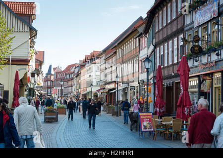 WERNIGERODE, Deutschland, SEPTEMBER 21,2016: unbekannte Menschen beim Einkaufen in den Straßen von Wernigerode am 21. September 2016, das Vil Stockfoto