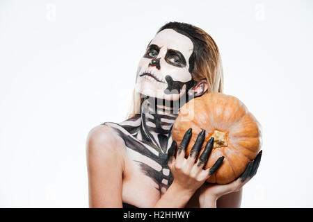 Porträt der Frau mit Halloween Skelett Make-up mit Kürbis auf weißem Hintergrund Stockfoto