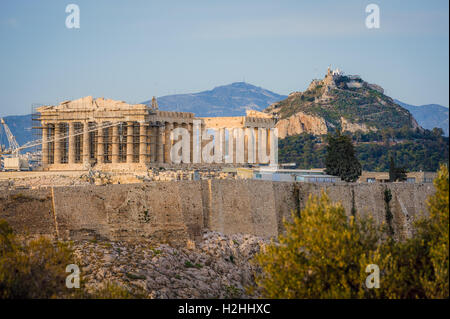 Akropolis in Strahlen des Sonnenuntergangs Stockfoto