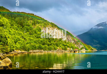 Regenbogen über Nordfjorden Fjord in der Nähe von Loen in Norwegen Stockfoto