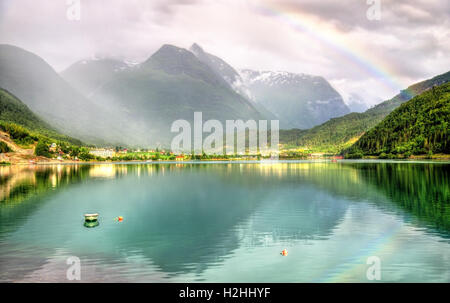 Regenbogen über Nordfjorden Fjord in der Nähe von Loen in Norwegen Stockfoto