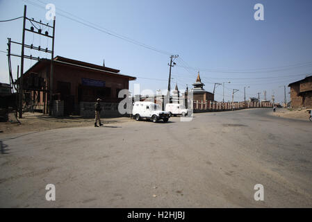 Srinagar, Indien. 28. Sep, 2016. Inmitten von Einschränkungen waren Srinagar Gebiete aussehen verlassen in der indischen Kaschmir gesteuert. Spannungen verschlungen als Hizb Kommandant Burhan Wani wurde getötet, in der Begegnung mit Regierung zwingt. Bildnachweis: Umer Asif/Pacific Press/Alamy Live-Nachrichten Stockfoto