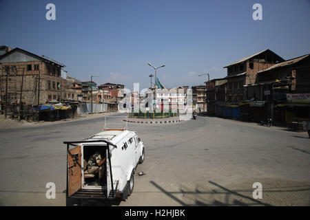 Srinagar, Indien. 28. Sep, 2016. Inmitten von Einschränkungen waren Srinagar Gebiete aussehen verlassen in der indischen Kaschmir gesteuert. Spannungen verschlungen als Hizb Kommandant Burhan Wani wurde getötet, in der Begegnung mit Regierung zwingt. Bildnachweis: Umer Asif/Pacific Press/Alamy Live-Nachrichten Stockfoto