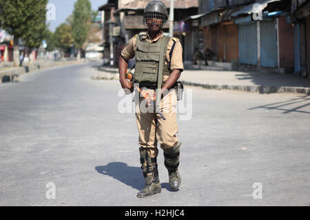 Srinagar, Indien. 28. Sep, 2016. Ein indischer Soldat Stand Warnung in Altstadt, unten Stadt Srinagar inmitten Einschränkungen in Indien kontrollierten Kaschmir. Spannungen verschlungen als Hizb Kommandant Burhan Wani wurde getötet, in der Begegnung mit Regierung zwingt. Bildnachweis: Umer Asif/Pacific Press/Alamy Live-Nachrichten Stockfoto