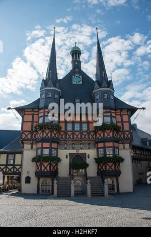 WERNIGERODE, Deutschland - 21. September 2016: Rathaus in Wernigerode, Deutschland. Wernigerode war die Hauptstadt des Bezirks Wer Stockfoto