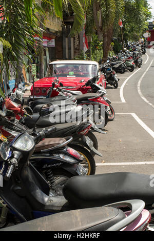 Indonesien, Bali, Ubud, Jalan Dewi Sita, Motorräder geparkt und 1963 Chevy Biscayne außerhalb von Café Havanna Stockfoto