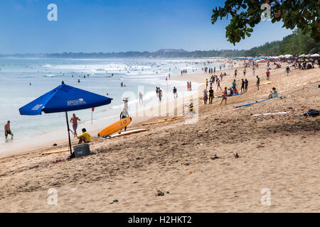 Indonesien, Bali, Kuta, Touristen am Strand Stockfoto