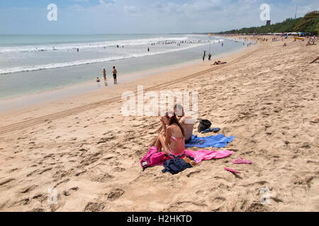 Indonesien, Bali, Kuta, Touristen am Strand Stockfoto