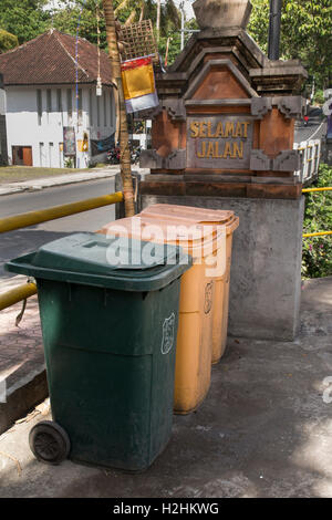 Indonesien, Bali, Ubud, Mas, Abfallentsorgung, unterzeichnen Wheelie Mülltonnen Ende Dorf Stockfoto