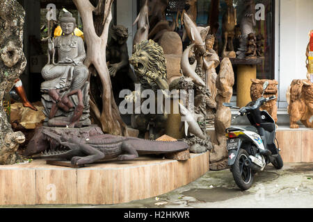 Indonesien, Bali, Ubud, Mas, Kunsthandwerk, Holzschnitzereien Werkstatt Showroom, aus Holz geschnitzten Ware auf dem display Stockfoto