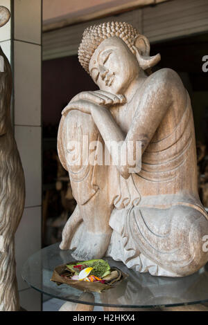 Indonesien, Bali, Ubud, Mas, Kunsthandwerk, Holzschnitzerei Workshop, ruhenden Buddhafigur geschnitzt aus Holz, mit Angebot Stockfoto