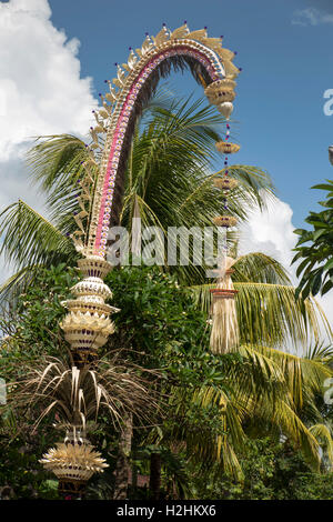 Indonesien, Bali, Ubud, Mas, Jalan Sukma Kesuma Penjor Dekoration auf Straße für fest Galungan und Kunighan Stockfoto