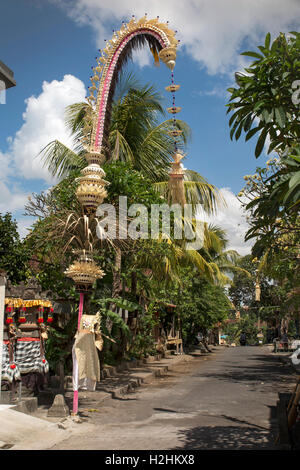 Indonesien, Bali, Ubud, Mas, Jalan Sukma Kesuma Penjor Dekoration auf Straße für fest Galungan und Kunighan Stockfoto