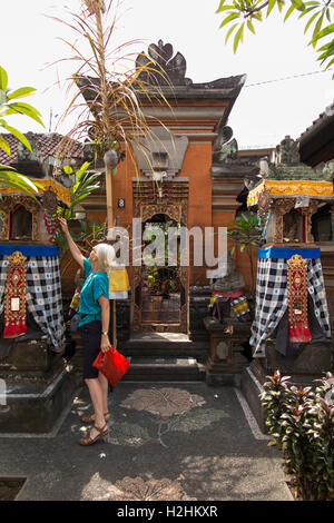 Indonesien, Bali, Ubud, Mas, Jalan Sukma Kesuma Touristen auf der Suche im Haushalt Schreine Stockfoto