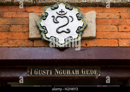 Indonesien, Bali, Mas, religiöse Plaque vor Haus von I Gusti Ngurah Gede Stockfoto