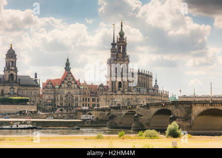 DRESDEN, Deutschland - AUGUST 22: Brücke über die Elbe in der Altstadt von Dresden, Deutschland am 22. August 2016. Stockfoto