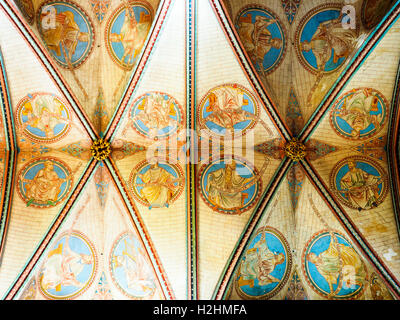 Rippe Gewölbedecke oberhalb Clerestory Fenster in der Kathedrale von Salisbury oder die Kathedrale der Heiligen Jungfrau Maria - Wiltshire, England Stockfoto