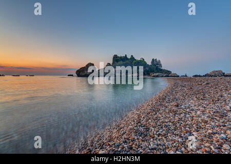 Die Isola Bella in Taormina, Sizilien, bei Sonnenaufgang Stockfoto