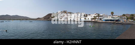 Fuerteventura, Kanarische Inseln, Nordafrika, Spanien: Blick auf den Hafen und die Skyline von dem kleinen Fischerdorf Las Playitas Stockfoto